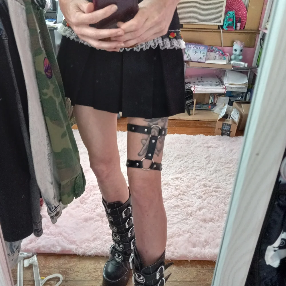 SOLD OUT Vegan leather dbl O ring sexy thigh garter! 😍 adjustable for all thigh - Picture 3 of 11
